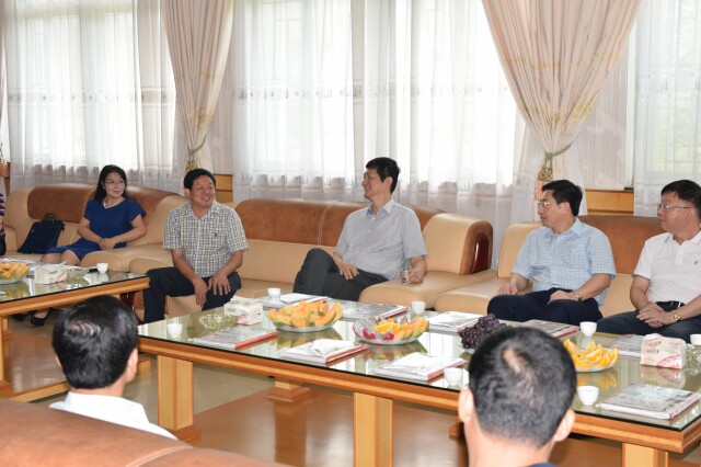 在31個(gè)教師節(jié)來臨之際汕頭市政協(xié)副主席宋榮生同志帶隊(duì)到我校慰問教職工